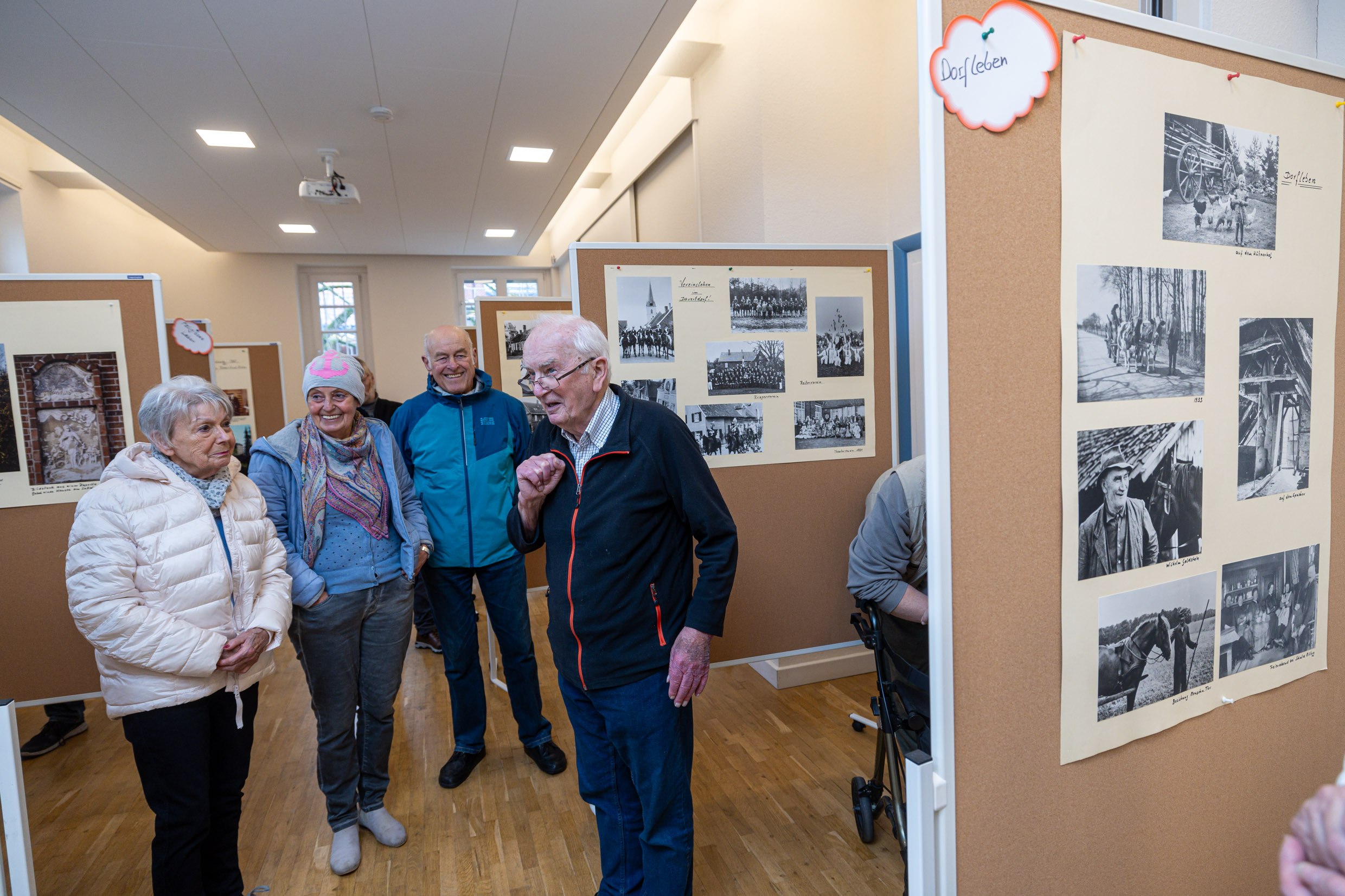 Zu jedem Bild eine Geschichte: Richard Vennemann führt durch die Ausstellung im Alten Pfarrhaus in Amelsbüren. Foto: A. Hasenkamp.