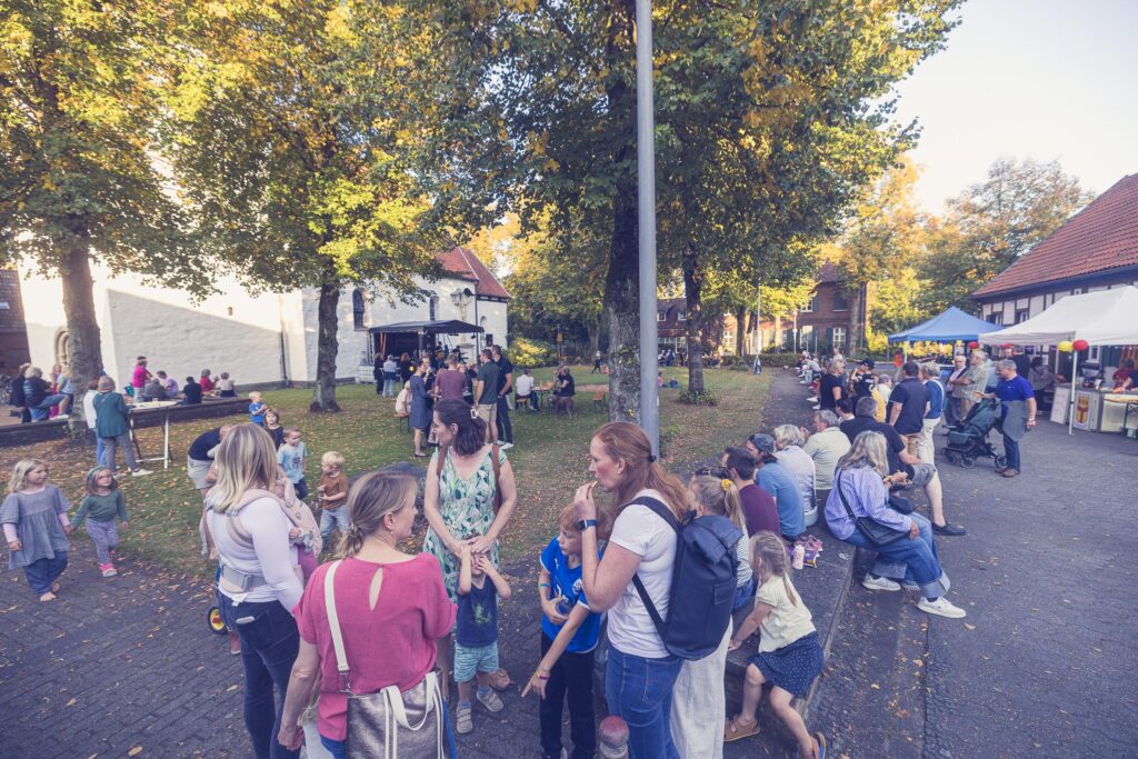 Musik genießen oder Speis und Trank, sich im Sonnenschein unterhalten: die Musikwoche Südost eröffnete neben St. Agatha