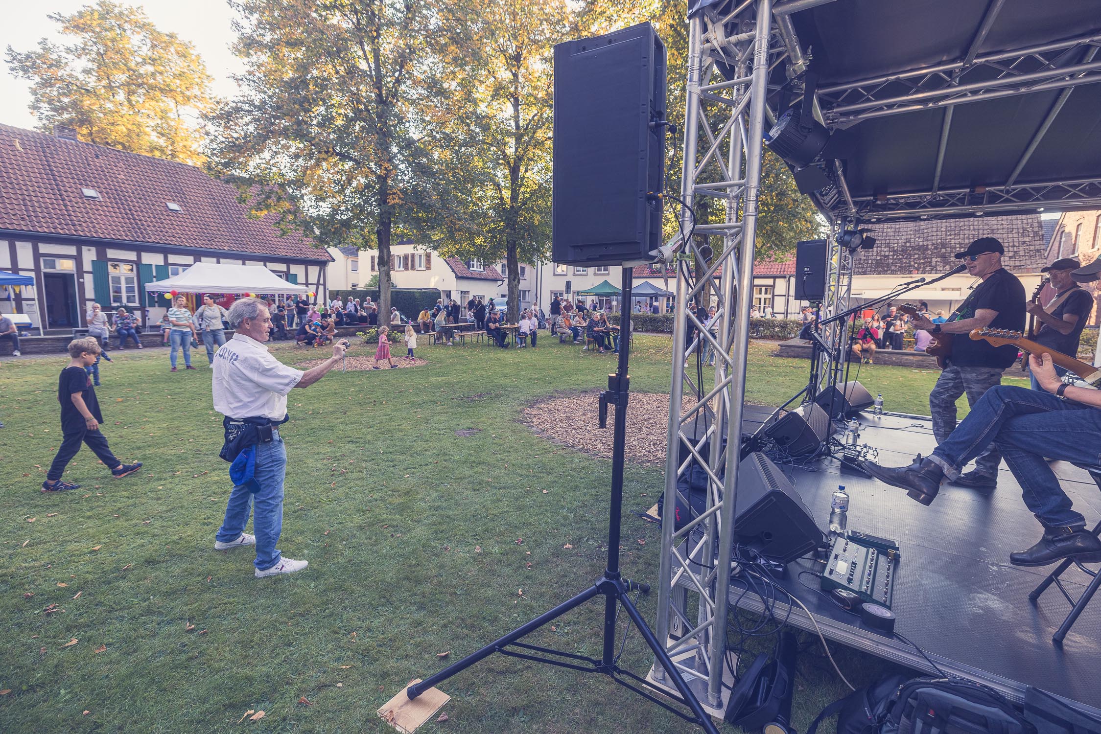 Publikum im weiten Rund - Band Paul McCarthy’s Crosstown an St. Agatha. Foto: A. Hasenkamp.