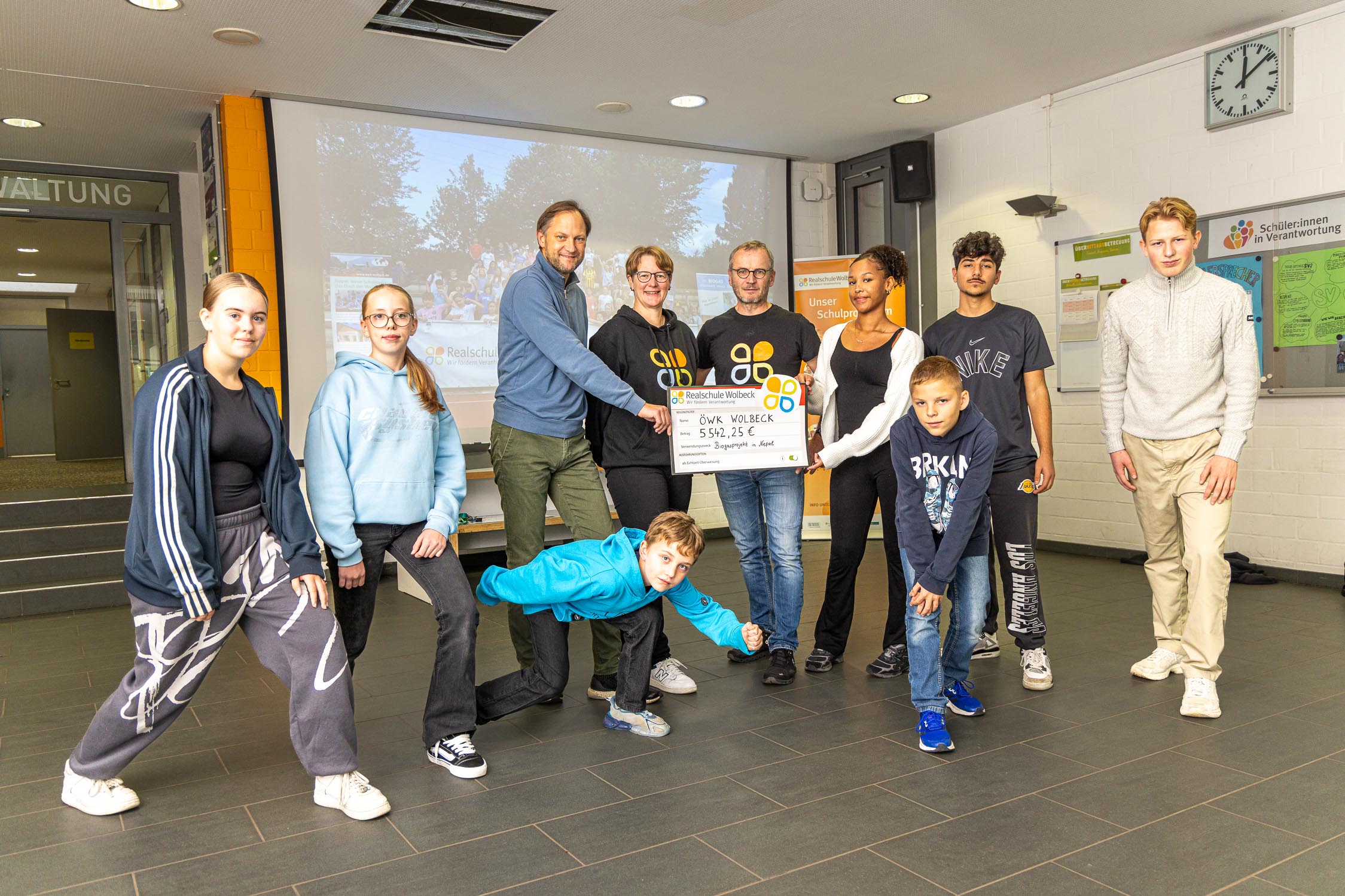 Liefen wie ihre Mitschüler viele Runden: Felia Leukel, 7a, Marla Niehues, 9a, Maxi Kemper, 7a, Anna Eismann, 10c, Fanar Gasab, 9a, Robin Heming, 6d, und Simon Blumberger, 10c, mit Christoph Roer und den Lehrern Kerstin Zhorzel und Markus Weweler. Foto: Andreas Hasenkamp.