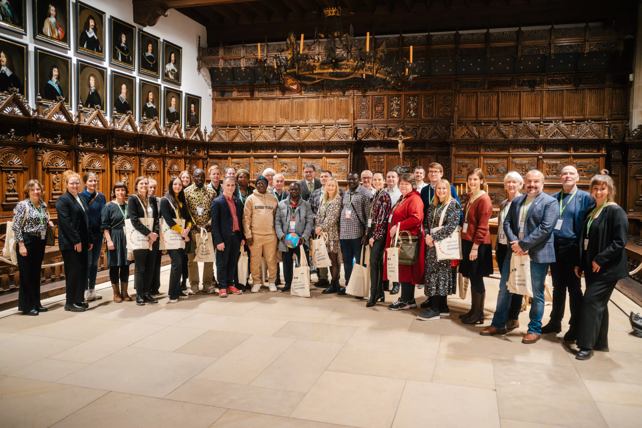 Bürgermeister Klaus Rosenau empfing die Delegationen aus den fünf Partnerstädten Münsters am ersten Konferenztag im Friedenssaal im Historischen Rathaus. ©Stadt Münster/Michael Kotowski