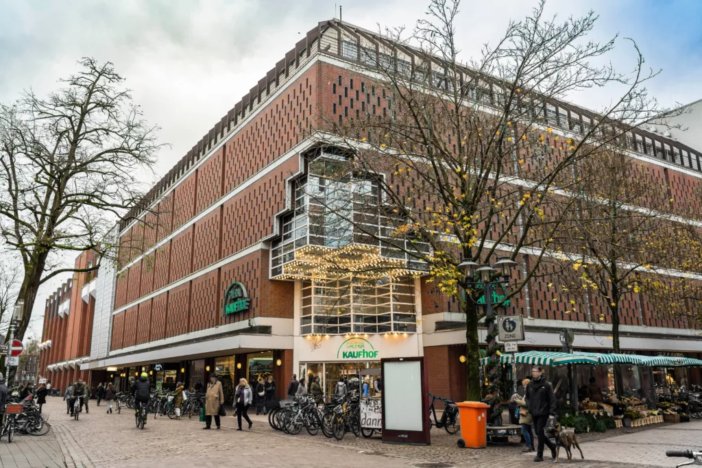 Stadt Münster will Galeria-Gebäude kaufen 04.12.2024 Die Stadt Münster will das Galeria-Warenhaus an der Ludgeristraße sowie dazugehörige Grundstücksflächen kaufen.Die Stadt Münster will das Galeria-Warenhaus an der Ludgeristraße sowie dazugehörige Grundstücksflächen kaufen. ©Stadt MünsterGut zwei Drittel der Fläche, auf dem das Warenhaus heute steht, gehören bereits der Stadt Münster (Grundstück A). Die Grundstücke B und C, auf denen in den vergangenen Jahrzehnten Erweiterungen des Gebäudes erfolgt sind, will die Stadt erwerben. Gut zwei Drittel der Fläche, auf dem das Warenhaus heute steht, gehören bereits der Stadt Münster (Grundstück A). Die Grundstücke B und C, auf denen in den vergangenen Jahrzehnten Erweiterungen des Gebäudes erfolgt sind, will die Stadt erwerben. ©Stadt Münster