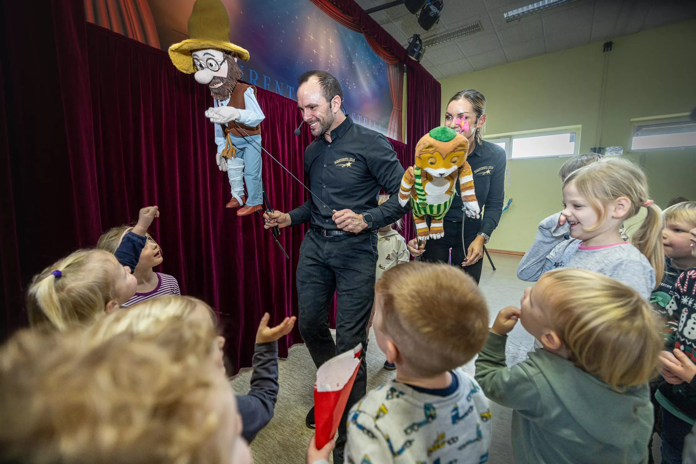 Begeistert von den Figuren und ihren Schöpfern waren die Kinder in Amelsbüren. Foto: agh.