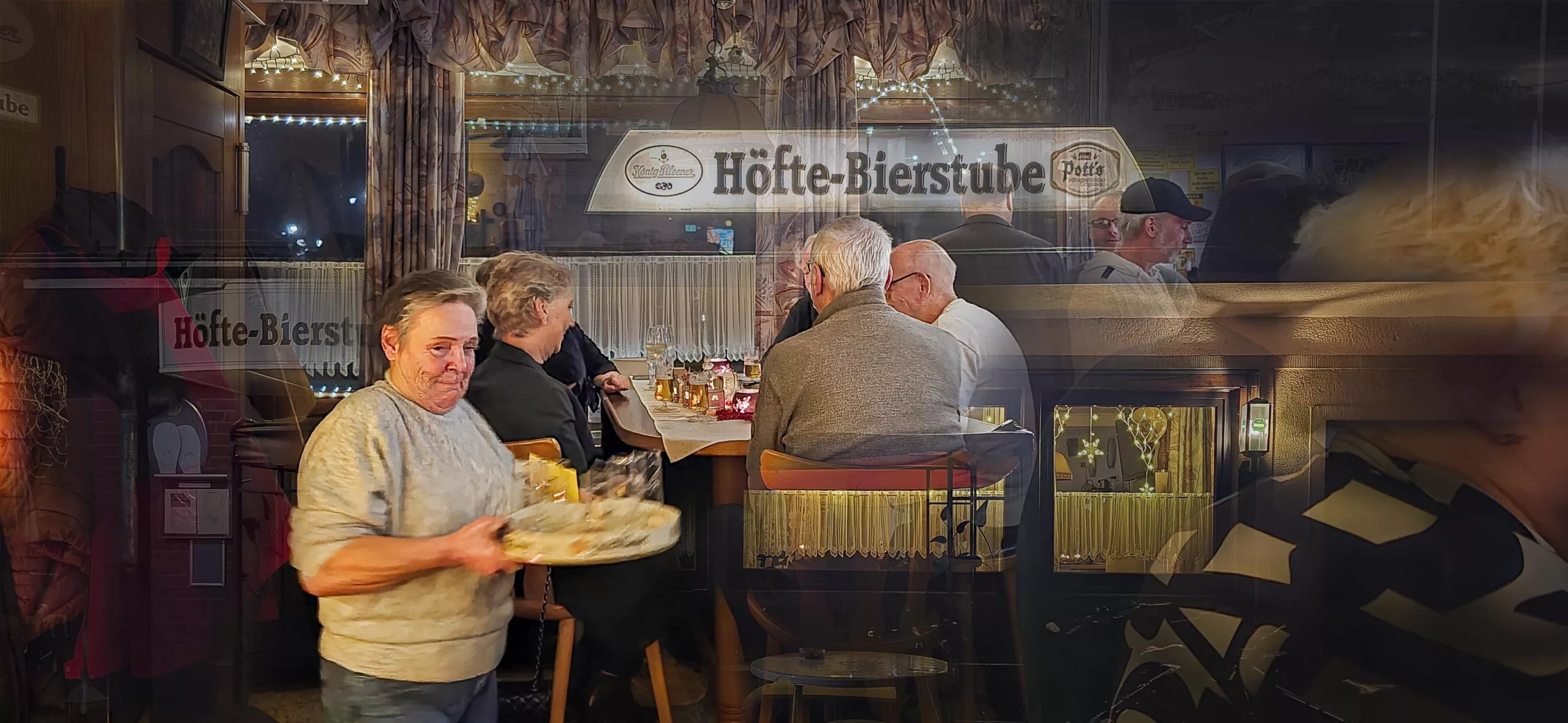 Frische Erinnerungen an Marlies Schacht und ihre Höfte-Bierstube nehmen ihre letzten Gäste vom 24.12.2024 mit. Fotos: privat; Montage: anh.