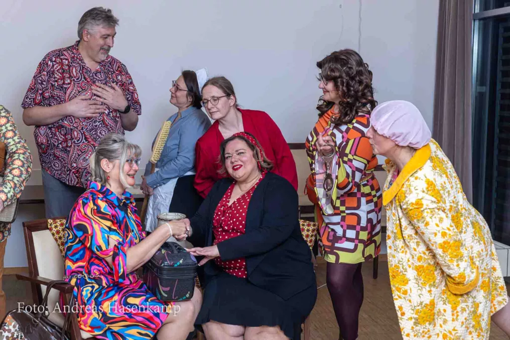 Das Ensemble 2025 des SpontanTheaters Wolbeck inszeniert seine Rollen (es fehlt Sabine Hendler). Foto: agh.